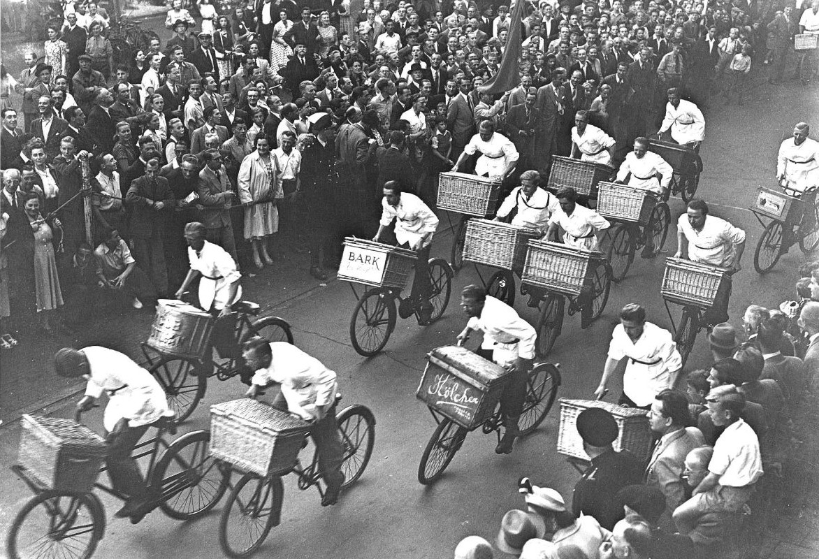 Hier ist ein Foto, das beim jährlichen Lastenrad-Rennen vom 4. Juli 1949 in Amsterdam aufgenommen wurde. 