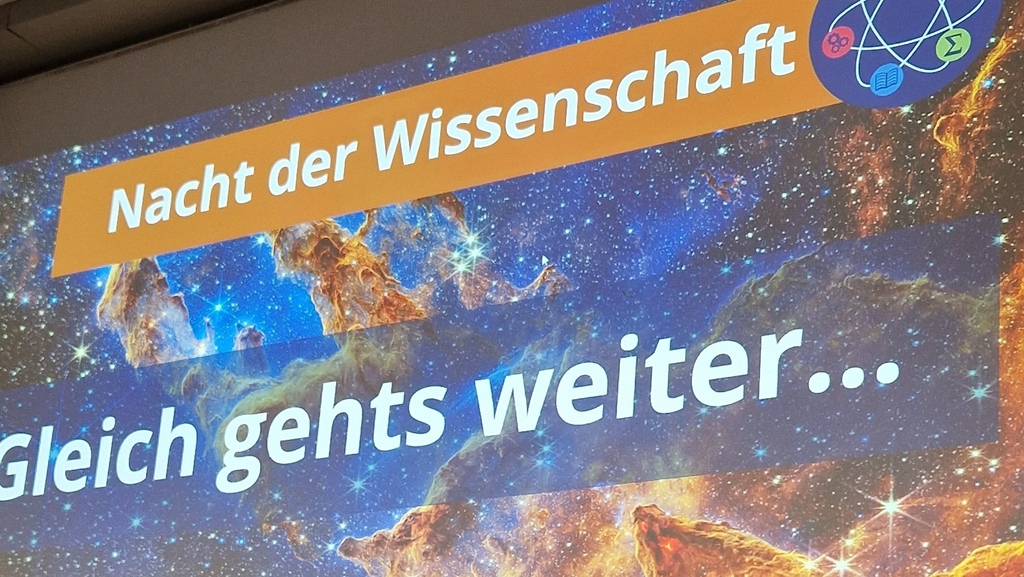 Foto: Nicole Hesse trug bei der Nacht der Wissenschaften am KIT im November 2024 zum Thema Transformation zu nachhaltiger Energieversorgung vor, das Foto zeigt die Eröffnungsfolie der Präsentationen