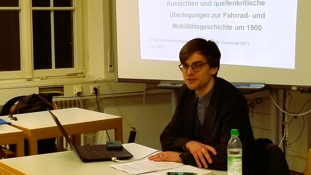 Foto: Elias Blüml beim Forschungskolloquium am Geschichte Department