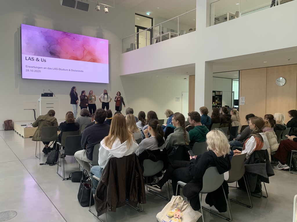 Infoveranstaltung im Informatikom des KIT am 28. Oktober 2025: Erstsemester-Studierende werden von den Dozentinnen des Studiengangs Liberal Arts and Sciences am KIT zum Semesterbeginn begrüßt