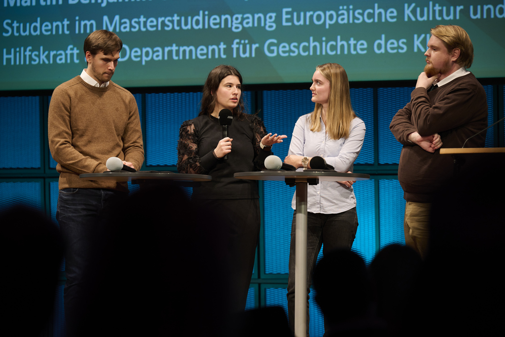 Das Foto zeigt Nicolas Novak, Magdalena Pfeiffer, Patricia Schillinger und Martin Ullmann (v.l.n.r.) bei einer Veranstaltung im ZKM Karlsruhe am 19.10.26