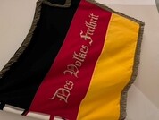 Foto einer Deutschlandfahne mit dem Schriftzug "Des Volkes Freiheit"